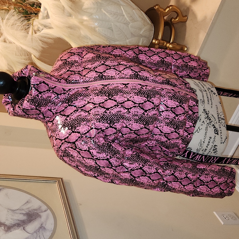 NWT ❗️  Shane Justine runway hot pink and black snake skin pattern size small